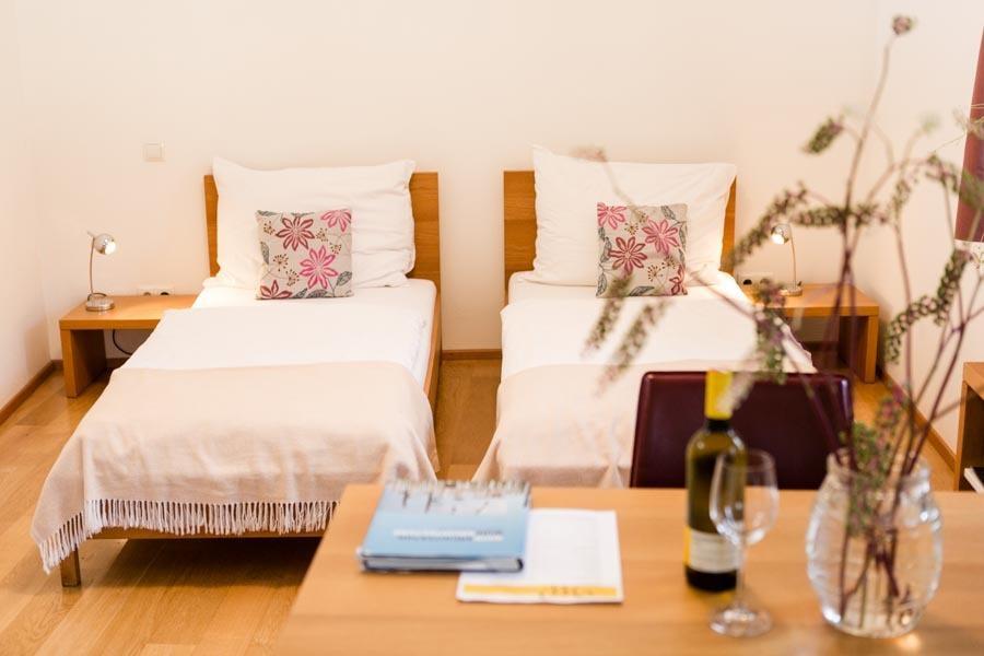 Wein + Bett Wiedeck Stetten Bilik gambar